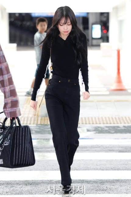 Jennies All Black Airport Outfit is Effortlessly Chic 3 Jennies All Black Airport Outfit is Effortlessly Chic 3