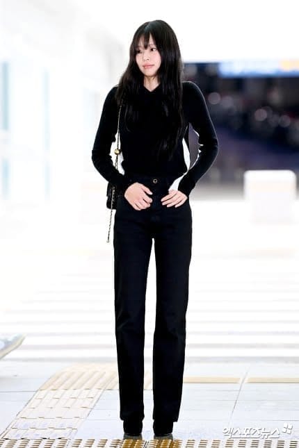 Jennies All Black Airport Outfit is Effortlessly Chic 4 Jennies All Black Airport Outfit is Effortlessly Chic 4