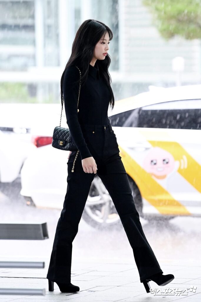 Jennies All Black Airport Outfit is Effortlessly Chic 5 Jennies All Black Airport Outfit is Effortlessly Chic 5