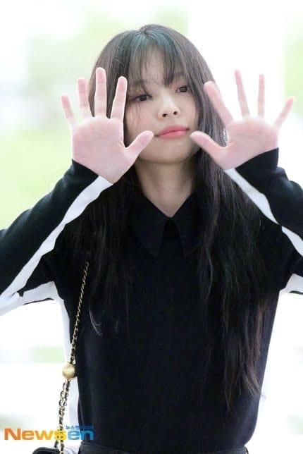 Jennies All Black Airport Outfit is Effortlessly Chic Jennies All Black Airport Outfit is Effortlessly Chic