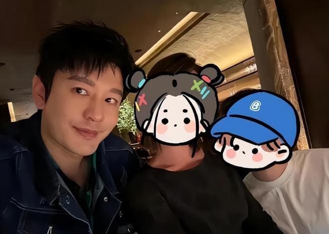 3.a selfie photo with her friends 3.a selfie photo with her friends