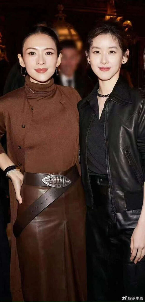 The attire of Zhang Ziyi and Zhang Zetian is somewhat similar The attire of Zhang Ziyi and Zhang Zetian is somewhat similar