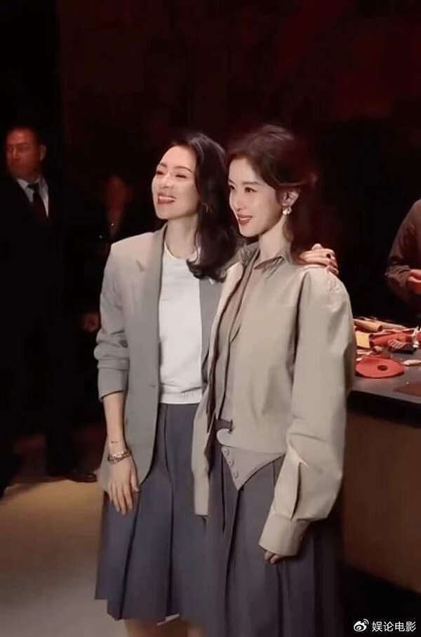 Zhang Ziyi rests her arm on Zhang Zetians shoulder Zhang Ziyi rests her arm on Zhang Zetians shoulder
