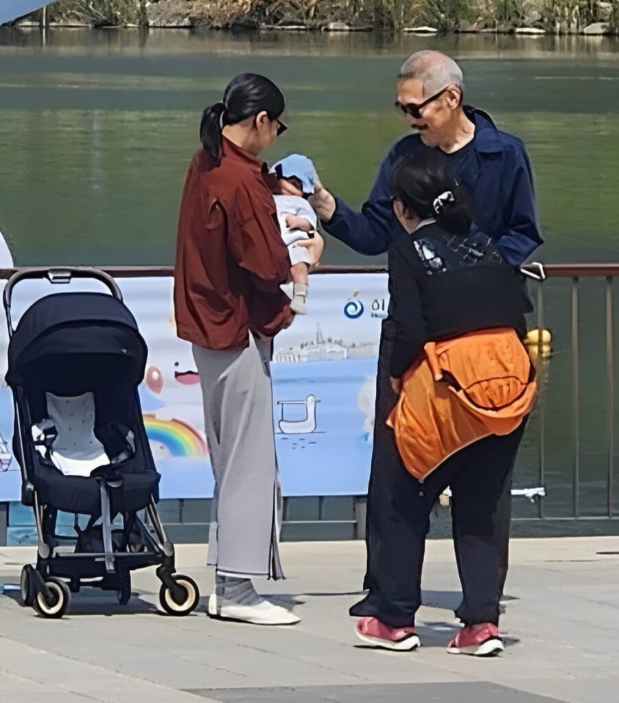 Kim Min hee and Hong Sang soo Seen with Their Newborn Son at Misaho Lake Park Kim Min hee and Hong Sang soo Seen with Their Newborn Son at Misaho Lake Park
