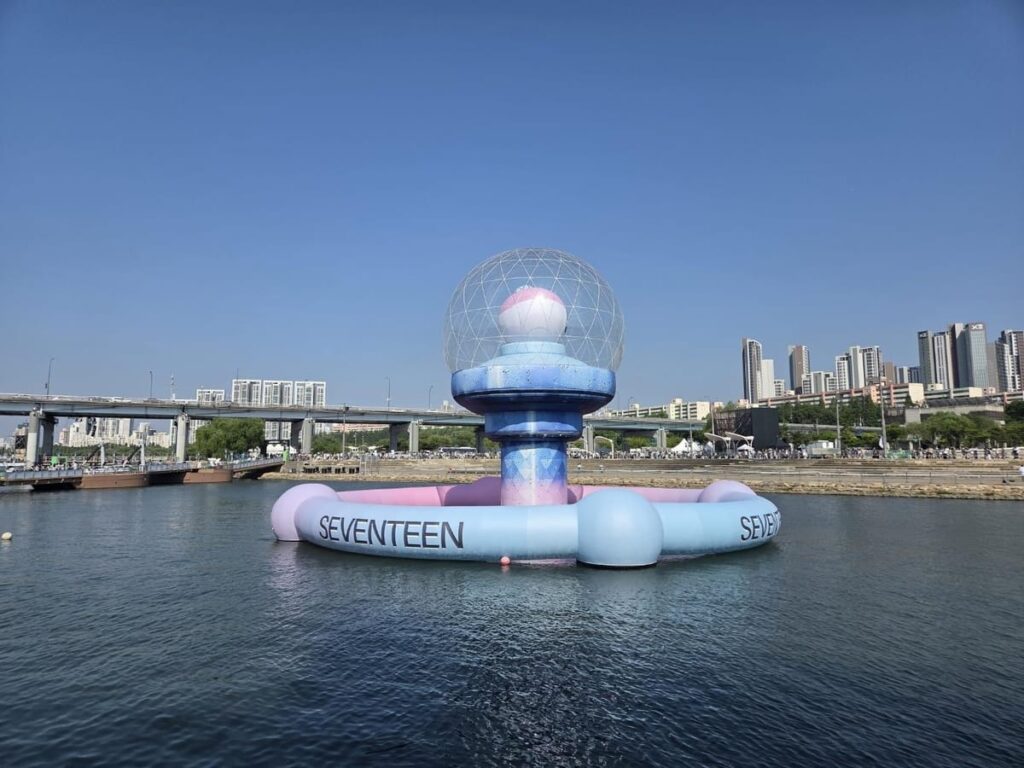 SEVENTEENs ‘Happy Burstday Party Took Over the Han River—And the Whole City SEVENTEENs ‘Happy Burstday Party Took Over the Han River—And the Whole City