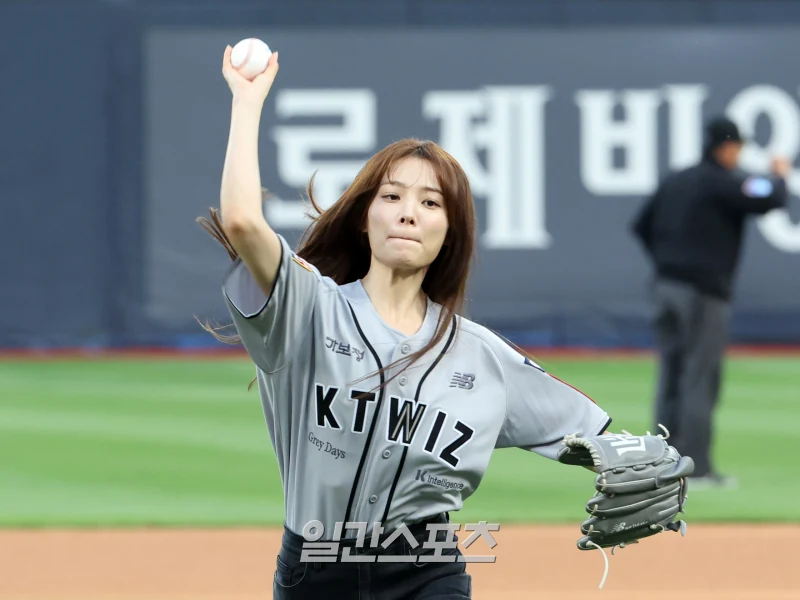 Yoon So hee Hit the Baseball Field Yoon So hee Hit the Baseball Field