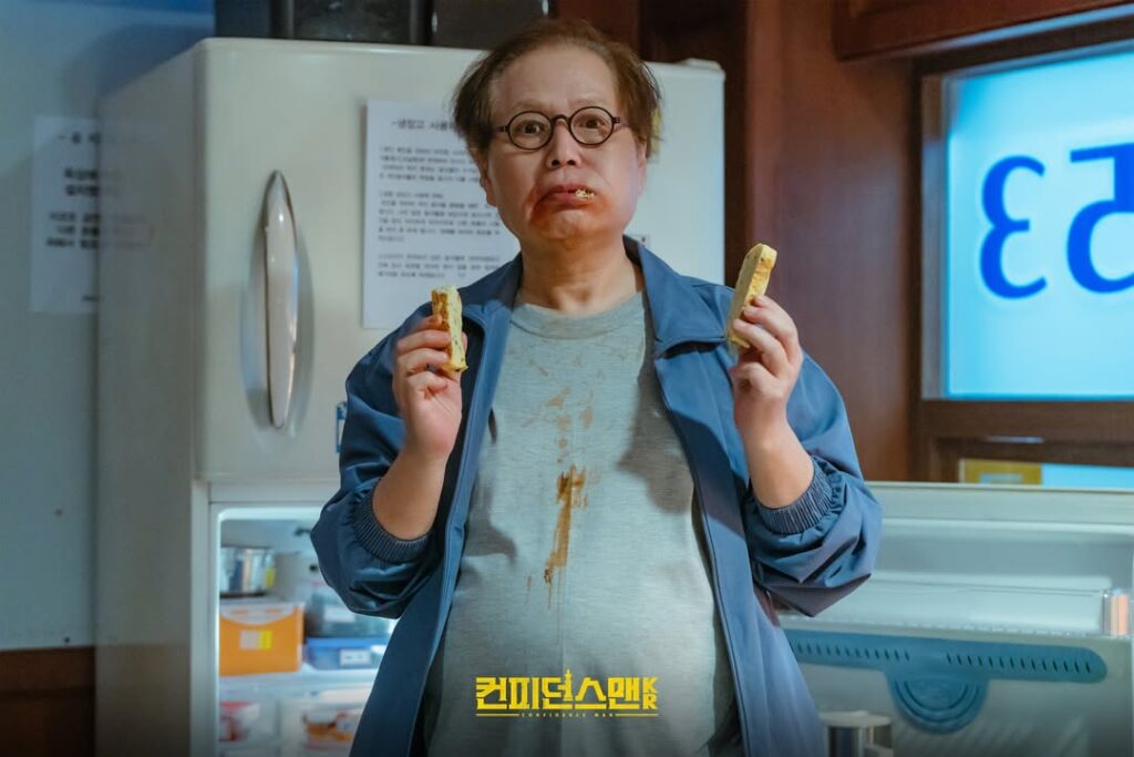Kang Nam gil as Jo Man bok in ‘Confidence Queen TV Chosun Drama Still Kang Nam-gil portraying Jo Man-bok, a humorous gosiwon resident, in TV Chosun’s weekend drama ‘Confidence Queen’ — still image from upcoming episodes.