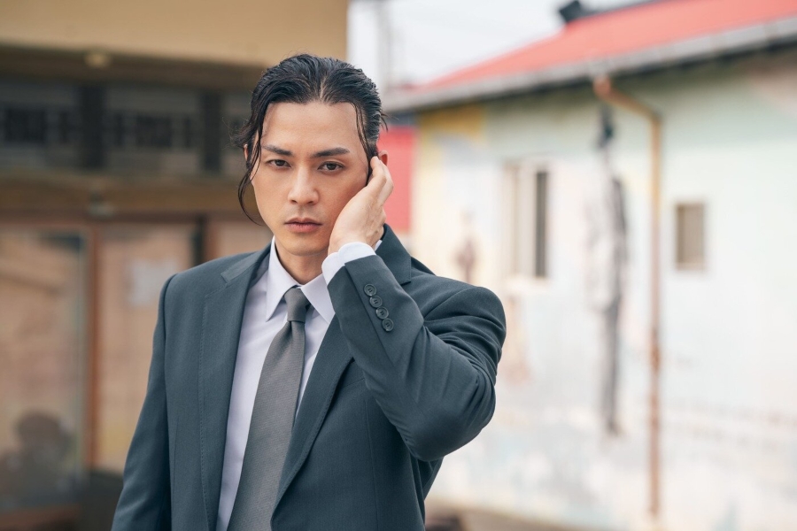 Kim Ji-hoon in costume as Kim Gae’s knight in Netflix Korea series ‘Genie, Make a Wish’, 2025. Appears alongside Daniel Henney and Song Hye-kyo, in a fantasy rom-com setting, showing both humor and emotional depth.