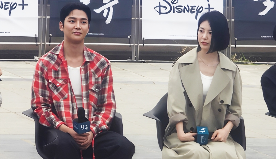 Ro Woon and Shin Ye eun at Han Rivers Yevit Event for Disney Drama ‘The Murky Stream Ro Woon and Shin Ye-eun smiling on stage at Han River’s Yevit during a fan event for Disney+ Korean drama The Murky Stream in Seoul, South Korea, October 4, surrounded by fans and bright stage lights.