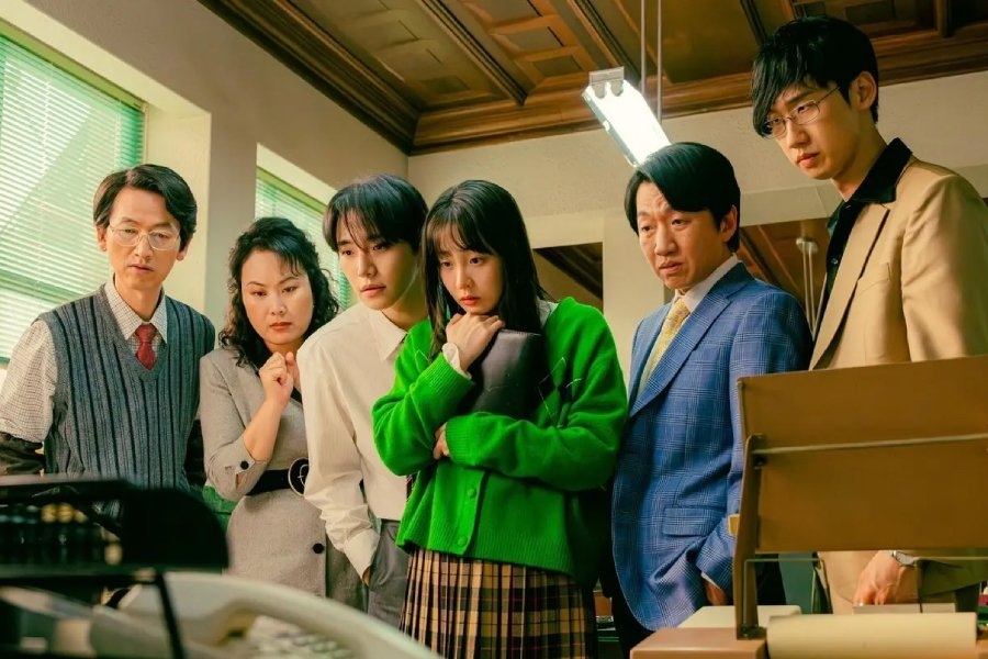 Still Cut from Drama ‘Typhoon Family Still Cut from Drama ‘Typhoon Family