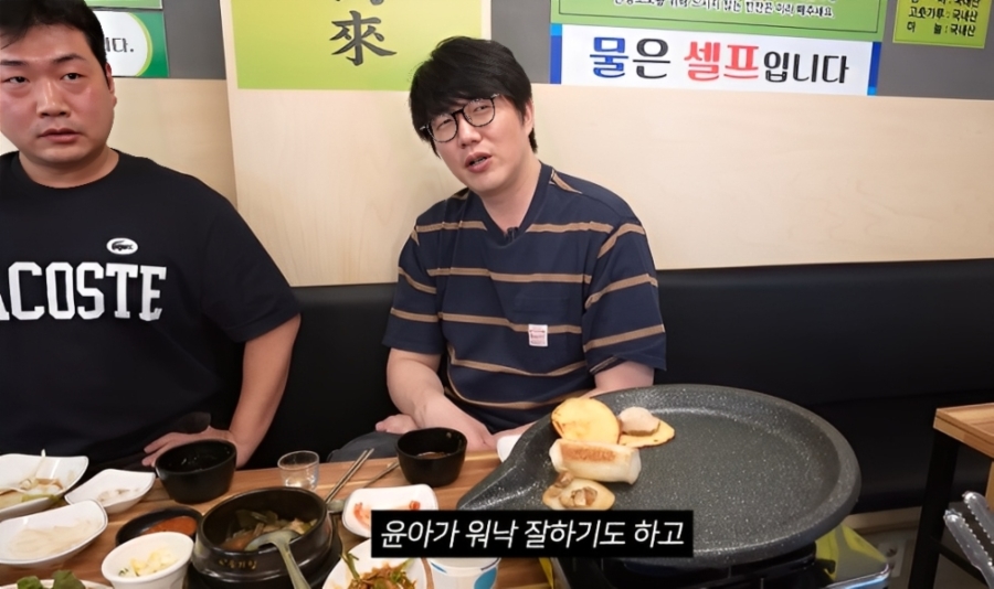 Sung Si kyung recalls stage moment with Im Yoon ah and praises her personality Sung Si-kyung shares story of his friendship with Im Yoon-ah, mentioning their rare messages and recalling her special appearance on stage with him and Byun Jin-sub.