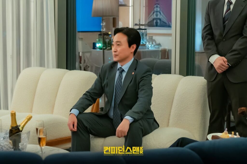Uhm Hyo sup as Yoo Sang won in ‘Confidence Queen TV Chosun Drama Still Uhm Hyo-sup portraying Yoo Sang-won, the Minister of Land, Infrastructure, and Transport, in TV Chosun’s weekend drama ‘Confidence Queen’; scene shows his calm yet commanding aura.